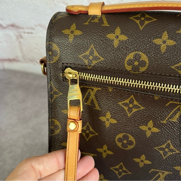 Authentic Louis Vuitton Pochette Métis - Picture 8 of 15